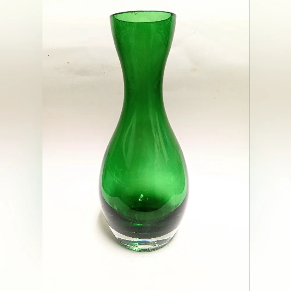 Elegant Crate & barrel Diva Emerald green Blown Glass Vase Poland 11.5